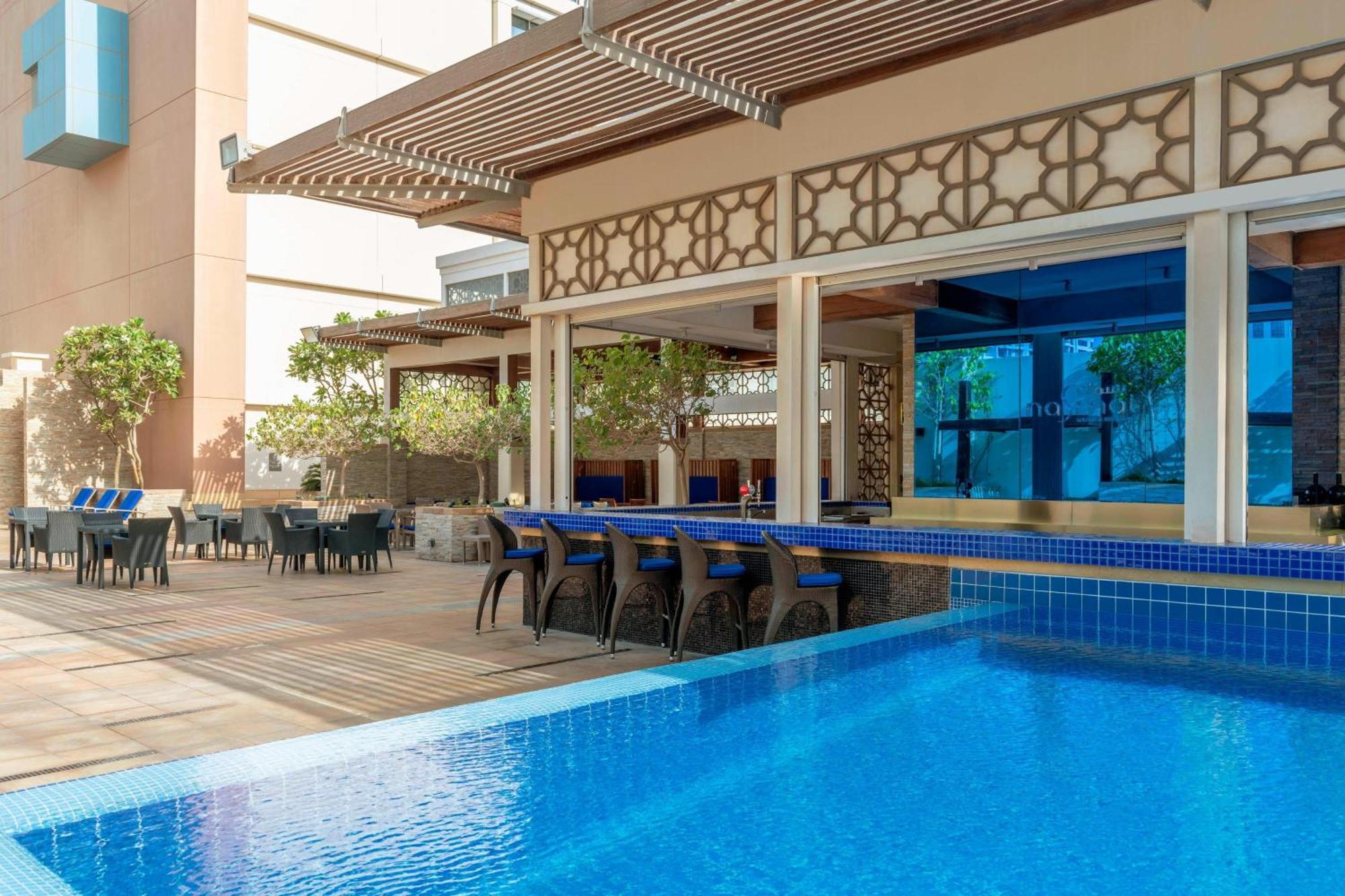 Le Meridien City Centre Bahrain Μανάμα Εξωτερικό φωτογραφία The pool at the hotel